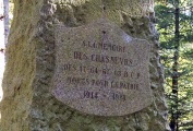 Col du Sattel (C1): le monument à la mémoire des 47è, 64è, et 68è Bataillons de Chasseurs à Pied. L'inscription. 