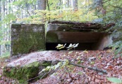 Blockhaus d'observation et de tir à deux niveaux de la face nord (C14): l'embrasure de tir. 