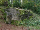 Poste de mitrailleuse bétonné (C10) de seconde ligne. 