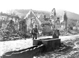 Soldat français dans les ruines du village. Mars 1916. 