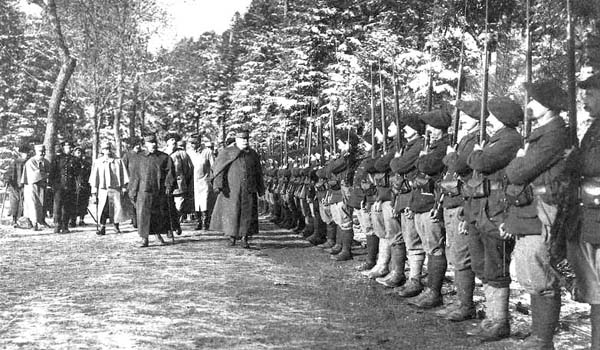 Le généralissime Joffre passe en revue les Chasseurs Alpins au col du Bonhomme, décembre 1915.