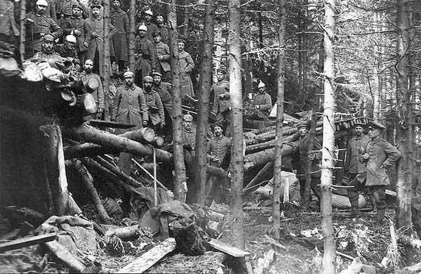 Soldats allemands autour d'un abri partiellement détruit par l'artillerie française.