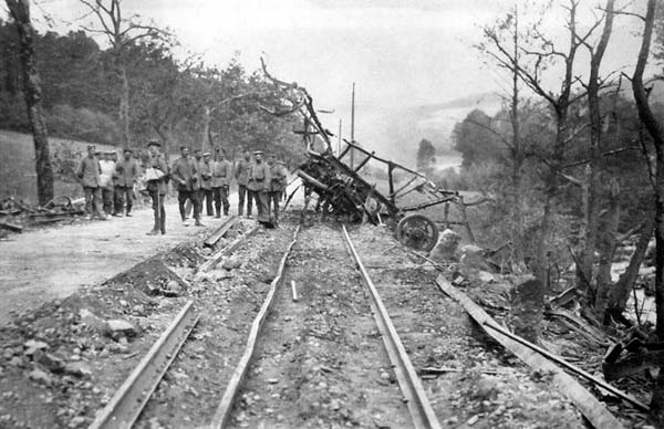 Voie de chemin de fer bombardée par l'artillerie française près de Fréland / Urbach. 