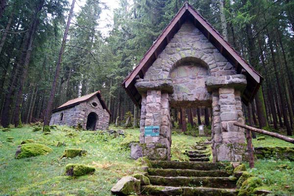 Le cimetière allemand du Rabenbühl sur le chemin menant de Surcenord à l'étang du Devin. 