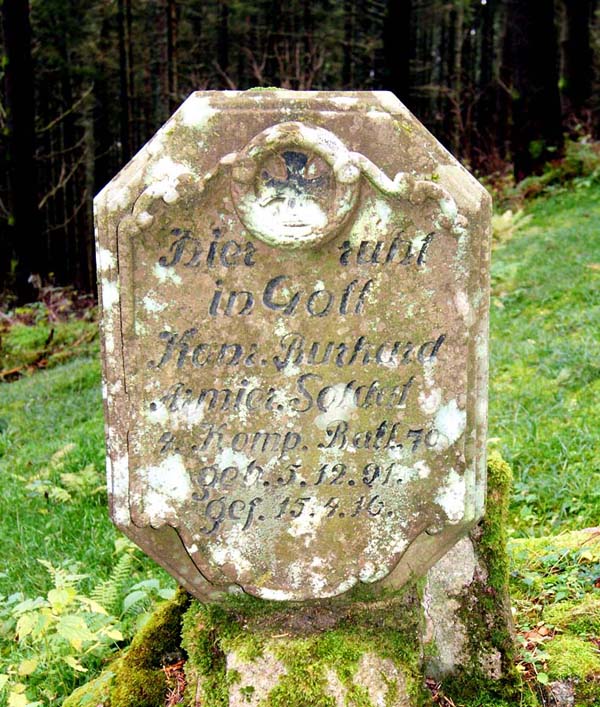 Cimetière allemand du Rabenbühl : tombe d'un soldat allemand tombé en 1916. 