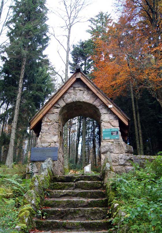 Le cimetière désaffecté Kahm sur la route étang du Devin. L'entrée du cimetière. 