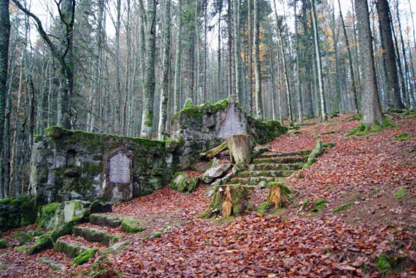 Le cimetière désaffecté Kahm sur la route étang du Devin. 