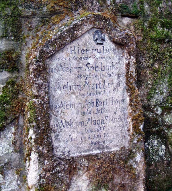 Le cimetière désaffecté Kahm sur la route étang du Devin. Plaque tombale réunissant quatre soldats tués.