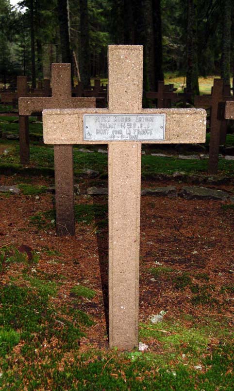 Le cimetière français Duchesne. Tombe d'un Chasseur du 14è B.C.A. tué à la Tête des Faux le 25 février 1915. 