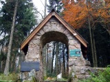 Le cimetière désaffecté Kahm sur la route étang du Devin. L'entrée du cimetière. 