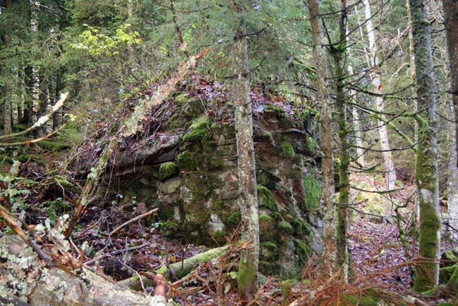 Vestiges du mur-tranchée montant au Bastion.