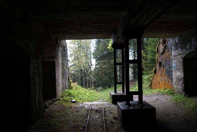 La gare d'arrivée du téléphérique en contrebas du Rabenfels. Vue vers la sortie depuis le fond.