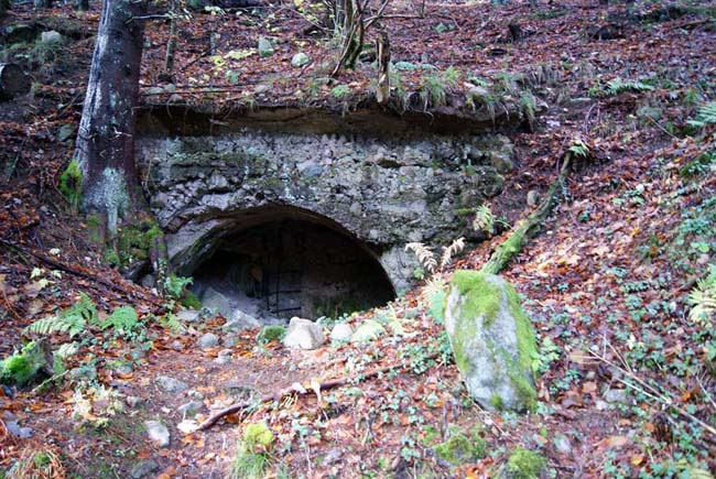 Abri sur le chemin reliant l'étang du Devin au village du Bonhomme. 