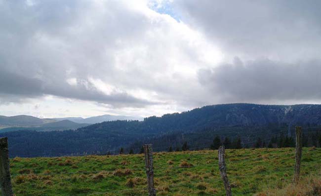 Vue sur les crêtes depuis le chemin en contrebas de la Tête des Immerlins. 