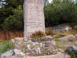 Le monument Demmler en contrebas du sommet. 