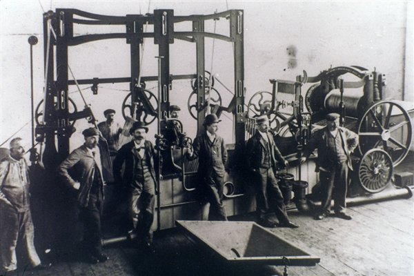 Condition ouvrière : montage d'une machine dans une usine