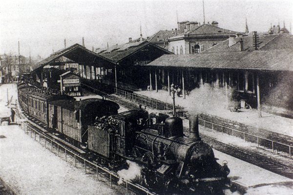 Développement des chemins de fer : train à vapeur en gare de Mulhouse