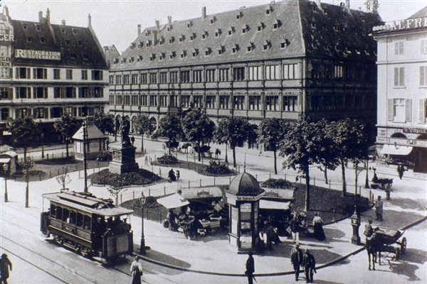 Nouveaux moyens de transport : tramway place Gutenberg à Strasbourg