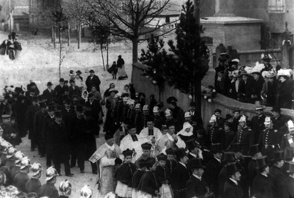 Vie associative : fête religieuse dans un village 