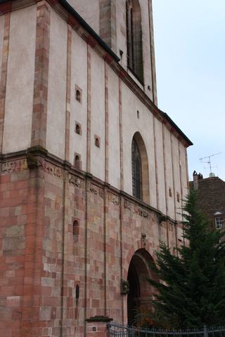 Abbatiale Sainte-Richarde d'Andlau : le porche et sa frise. 