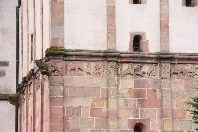 Abbatiale Sainte-Richarde d'Andlau : la frise courant sur la façade ouest du porche. 