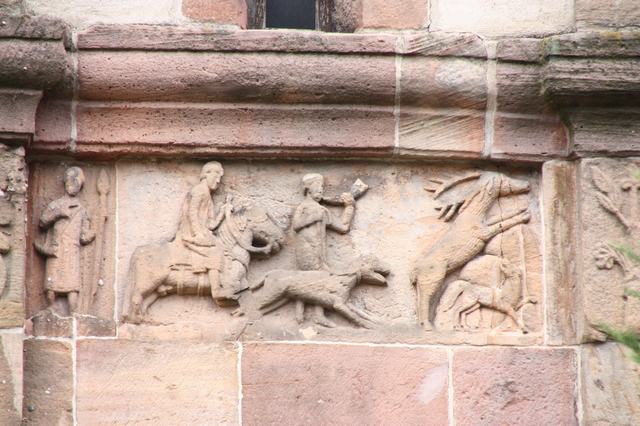 Abbatiale Sainte-Richarde d'Andlau : second panneau de gauche de la partie ouest de la frise du porche.