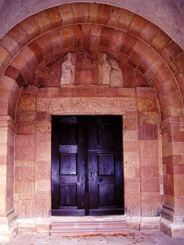 Abbatiale Sainte Richarde d’Andlau : le portail, vue générale. 