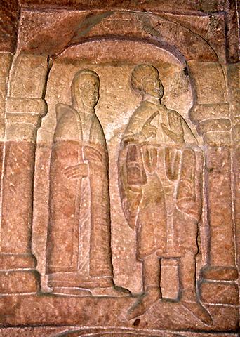 Abbatiale Sainte Richarde d’Andlau : Montants et pilastres du portail : deux donateurs en conversation regardant le tympan. 