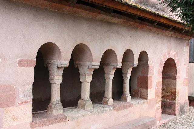 Chapelle Sainte-Marguerite : galerie sud - arcature à cinq baies et arcade d'entrée 