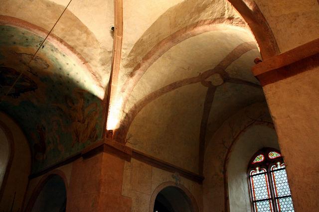 Chapelle Sainte-Marguerite : bras sud du transept - voûte en berceau décorée de fausses ogives