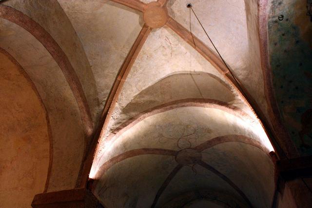 Chapelle Sainte-Marguerite : bras nord du transept - voûte en berceau décorée de fausses ogives