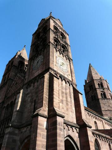 Église Saint-Léger : tour de croisée octogonale et tours de façade surmontant le porche