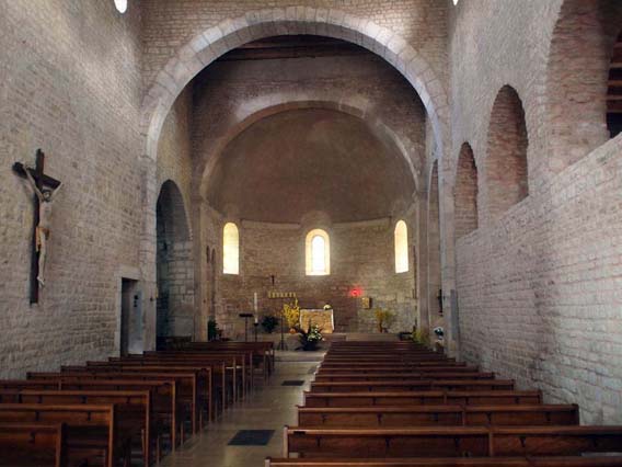 Eglise Saint-Trophime : vue de l’église depuis le sommet du clocher moderne construit en hors-œuvre.