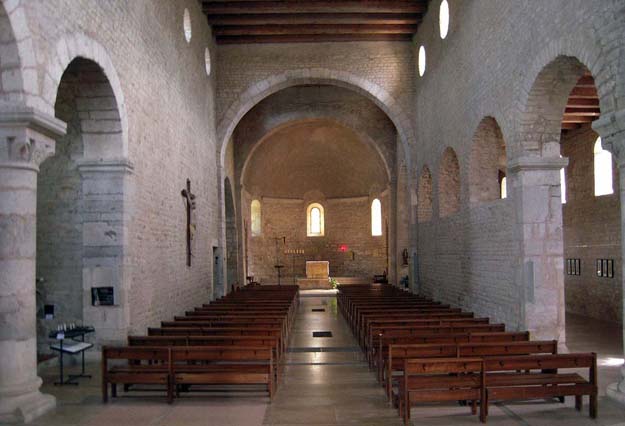 Eglise Saint-Trophime : la nef charpentée et le chœur couvert d’une voûte en cul-de-four.