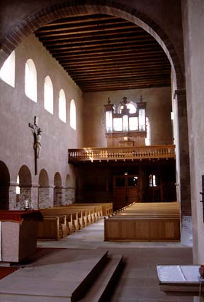 Eglise Saint-Trophime : vue depuis le chœur sur la nef charpentée.