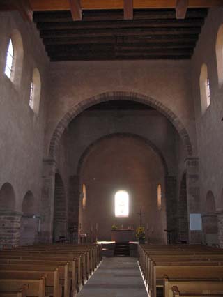 Eglise Saint-Trophime : vue sur la nef, le chœur et la croisée du transept avec ses deux arcs diaphragmes.