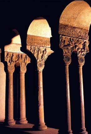 Eglise Saint-Trophime : colonnes jumelées des vestiges du cloître transférés au musée de l’œuvre Notre-Dame de Strasbourg.