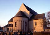 Eglise Saint-Trophime : le chevet et l'abside semi-circulaire.