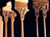 Eglise Saint-Trophime : colonnes jumelées des vestiges du cloître transférés au musée de l’œuvre Notre-Dame de Strasbourg.