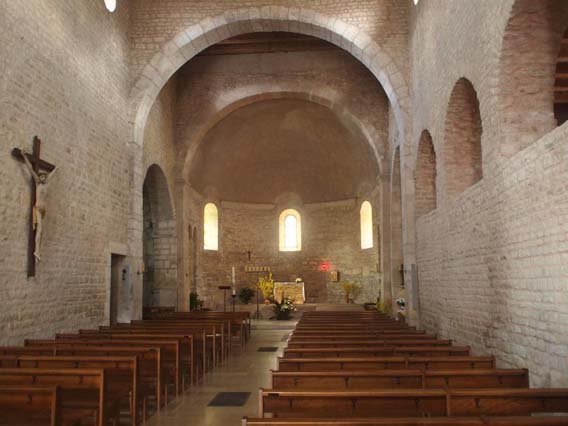 Le prieuré Saint-Jacques-le-Majeur : vue sur la nef des laïcs et le chœur des moniales.