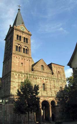 La collégiale Saint-Michel-et-Saint-Gangolphe : La façade occidentale. 