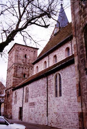 La collégiale Saint-Michel-et-Saint-Gangolphe : Partie sud de la nef et du bas-coté.