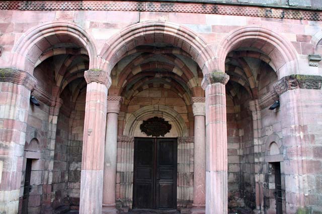 La collégiale Saint-Michel-et-Saint-Gangolphe : le porche. 