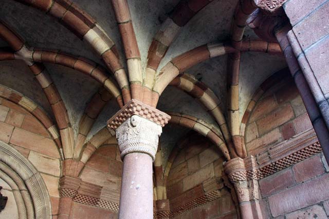 La collégiale Saint-Michel-et-Saint-Gangolphe : colonne monolithe sud du porche soutenant les ogives de la voûte. 