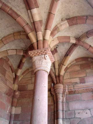 La collégiale Saint-Michel-et-Saint-Gangolphe : colonne monolithe sud du porche soutenant les ogives de la voûte. 