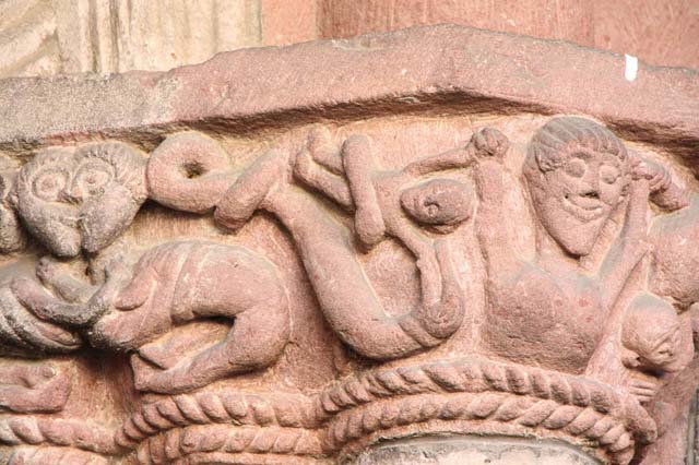 La collégiale Saint-Michel-et-Saint-Gangolphe : détail de la frise sculptée de la partie sud du portail. 