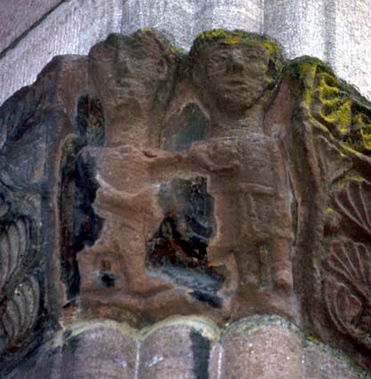 La collégiale Saint-Michel-et-Saint-Gangolphe : sculpture à l’angle sud-ouest du porche. 