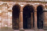 La collégiale Saint-Michel-et-Saint-Gangolphe : la triple arcade du porche. 