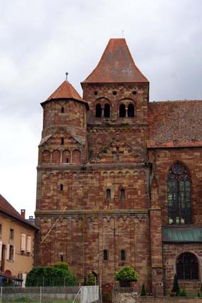 L'église abbatiale Saint-Etienne de Marmoutier : façade sud du porche roman. 