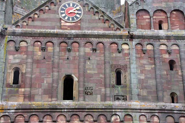 L'église abbatiale Saint-Etienne de Marmoutier : façade occidentale : décors de l’étage surmontant le porche, partie droite. 